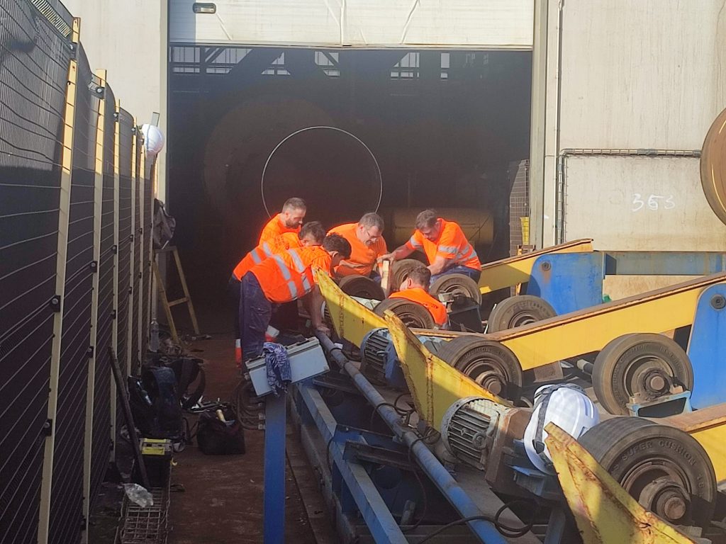 Montaje industrial hecho por trabajadores