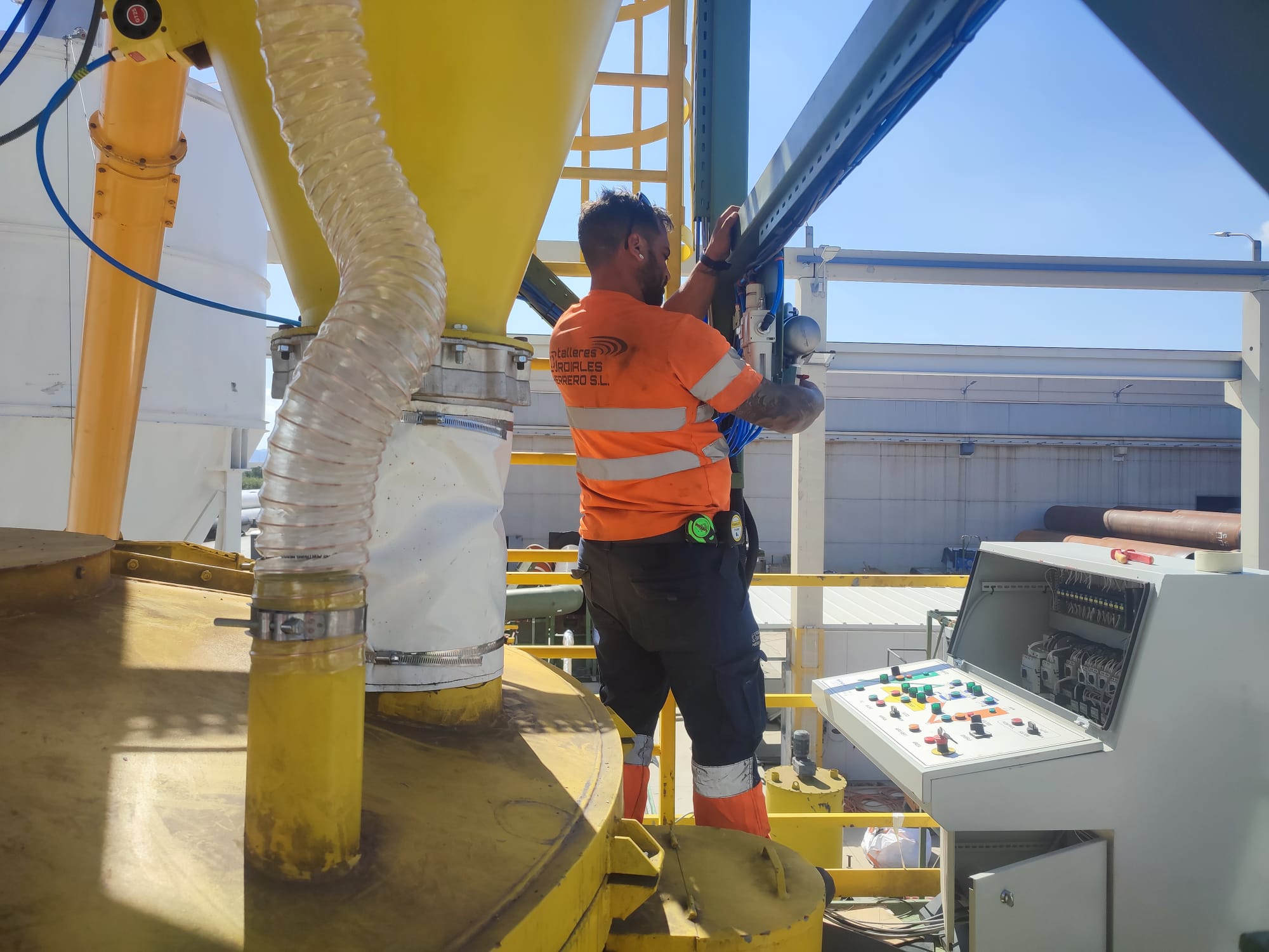 Montaje de maquinaria industrial y trabajos de mecánica en la fábrica de Noksel España S.A.